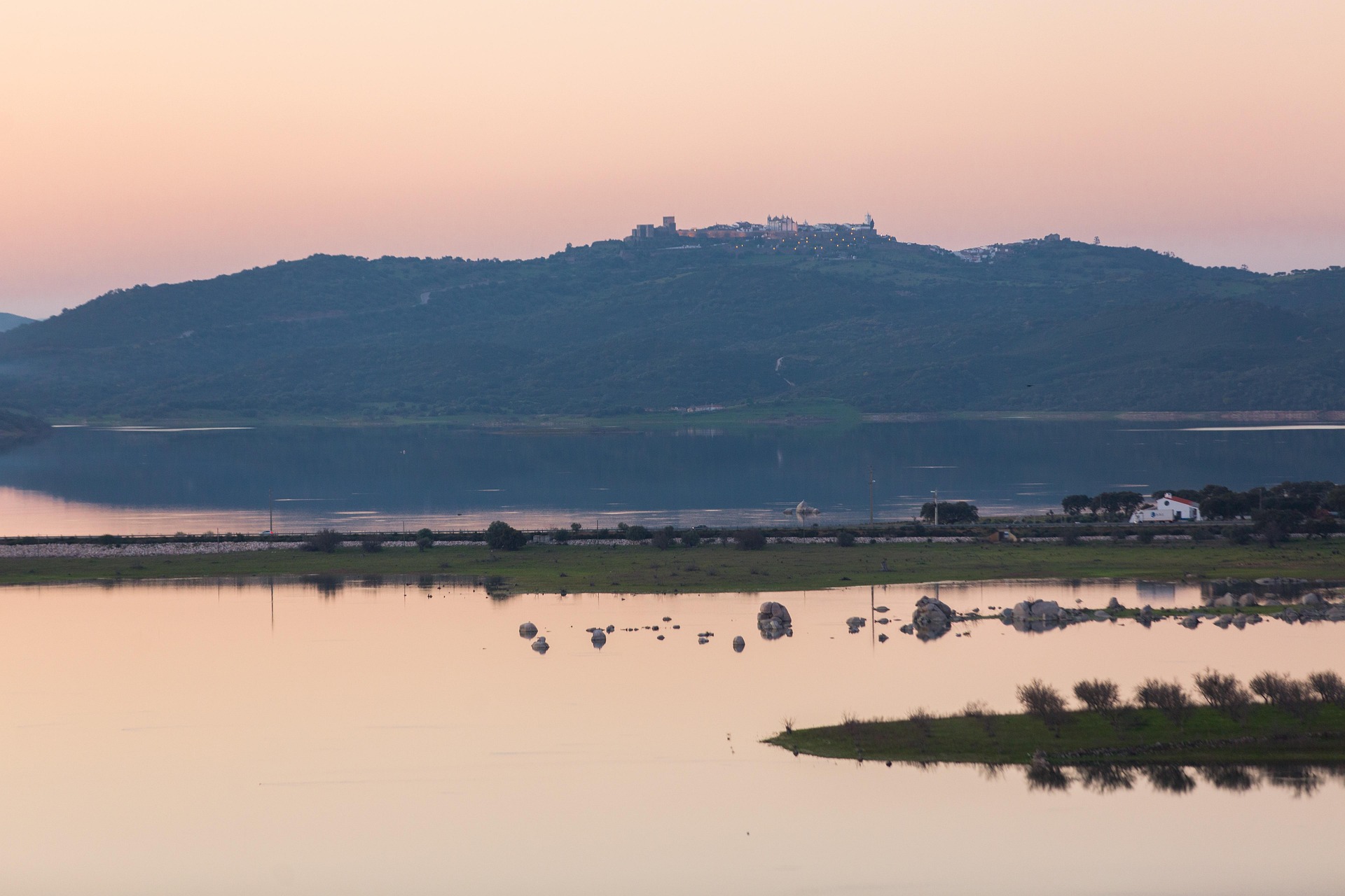 Lago Alqueva - Monsaraz.jpg