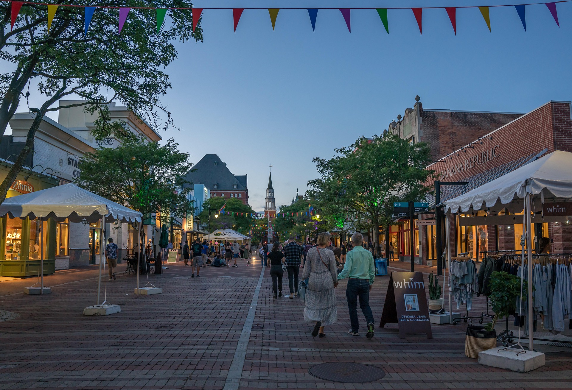 Mercado de Rua da Igreja - Burlington.jpg